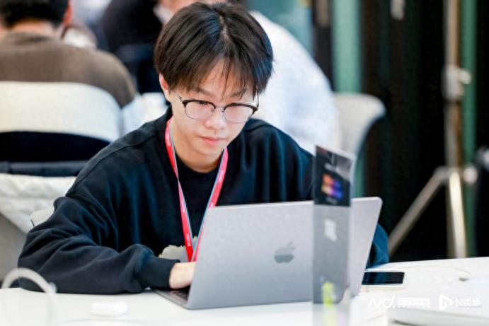 16岁高中生创业奇遇记，用AI编程在八个月内月入过万