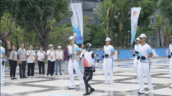 全球首个5G-A人形机器人火炬手“夸父”亮相十五运